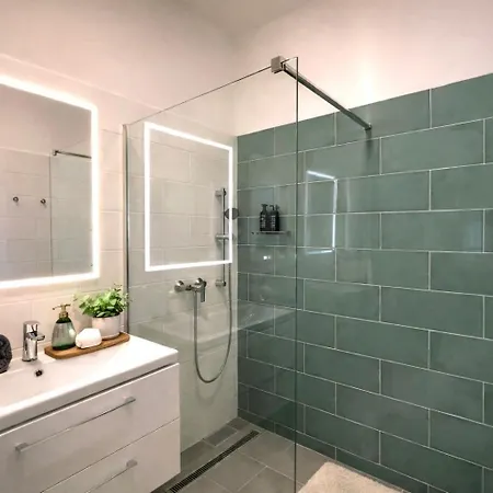 96m2 Of Comfort And Style: 4bd In Old Town Apartmán